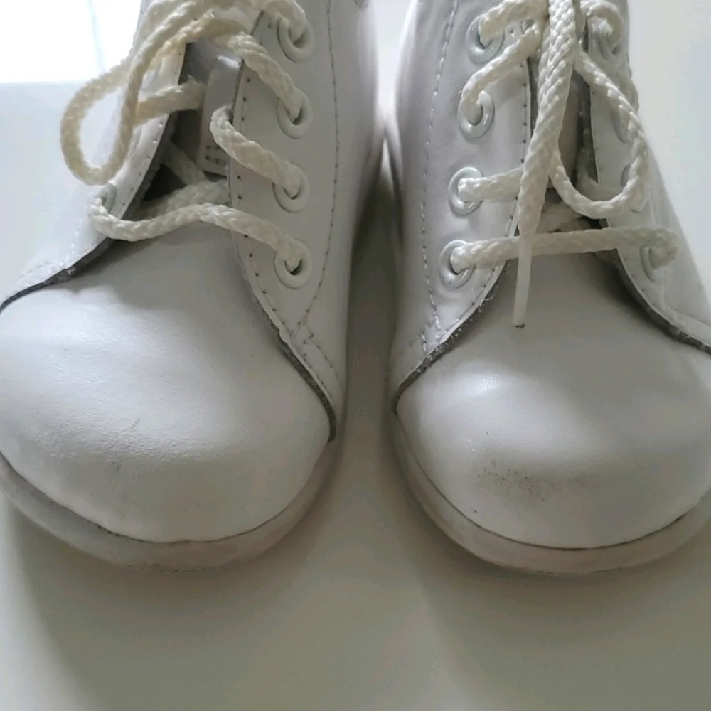 Stride Rite Elliot White baby bootie unisex